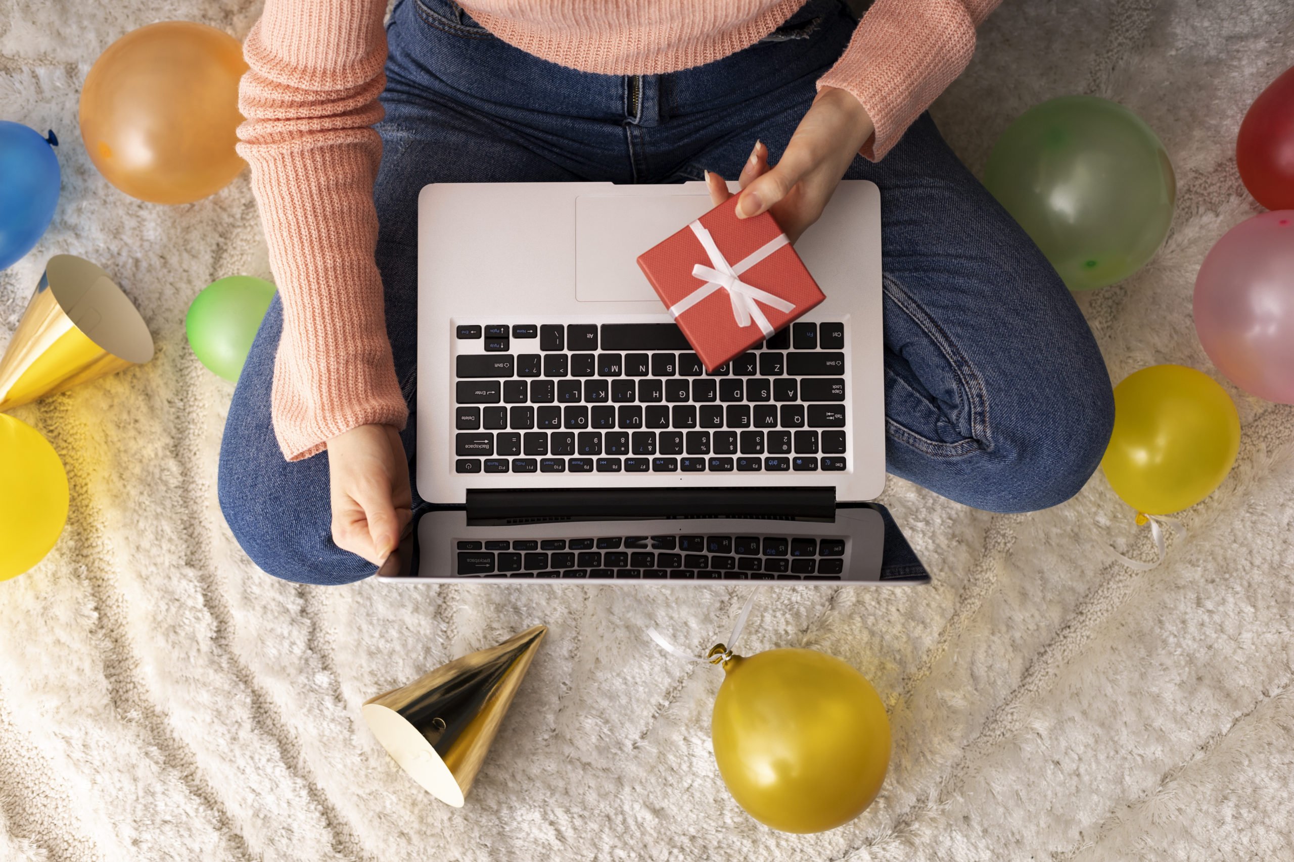 Usuario registrándose en varios sorteos online a través de un portal de recopilación de concursos